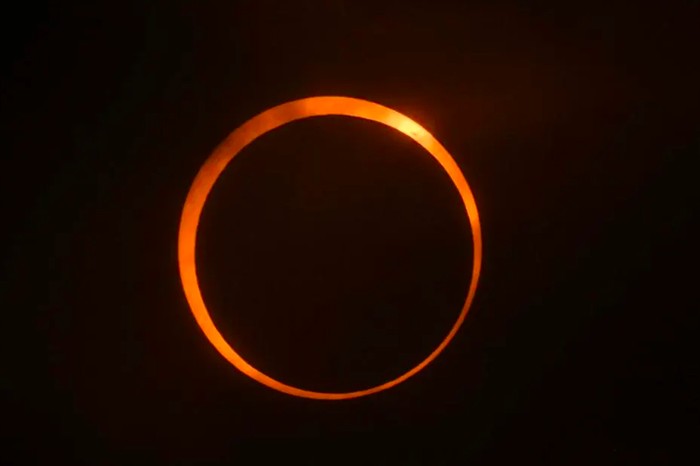 Gerhana Matahari cincin api terlihat dramatis dari Pulau Paskah, Chili, dan Argentina.