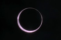 Gerhana Matahari cincin api terlihat dramatis dari Pulau Paskah, Chili, dan Argentina.