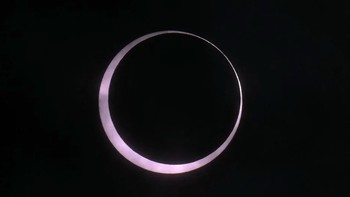 Lintasan gerhana selebar 267 km dimulai di Samudra Pasifik saat Matahari terbit dan berakhir di Samudra Atlantik Selatan saat Matahari terbenam. Pada foto ini, Bulan melintas di depan Matahari saat gerhana Matahari cincin di Puerto San Julian, Provinsi Santa Cruz, Argentina. Foto: Juan Mabromata/AFP via Forbes