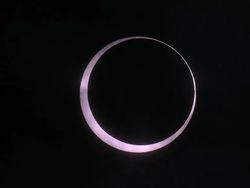 Pemandangan Indah Gerhana Matahari Cincin dari Wilayah Terpencil