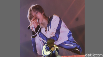 Beomgyu TXT terlihat bersinar didukung hasil fancam jernih. Siap masuk Instagram Story. Foto: Chairini Putong
