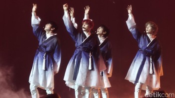 Momen fangirling belum afdol jika tidak membawa pulang fancam. Aslinya Yeonjun cs berjarak cukup jauh, namun terbantu fitur telephoto zoom 10x. Foto: Chairini Putong