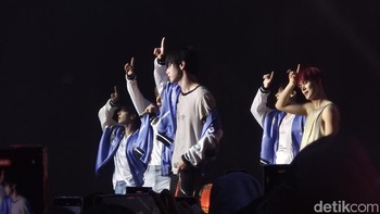 Tak perlu kamera profesional untuk menangkap foto ciamik. Kecanggihan HP ini menghadirkan sensasi jadi fansite masternim. Foto: Chairini Putong