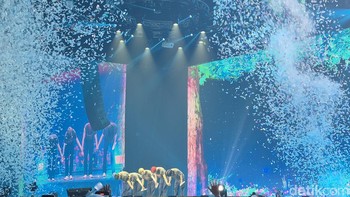Dua jam konser grup KPop TXT berlalu tanpa terasa dan bisa dikenang lewat hasil fancam jernih.  Foto: Chairini Putong