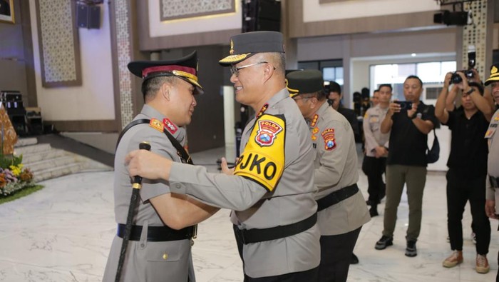 Irjen Imam Sugianto dan Wakapolda Jatim baru Kombes Pasma Royce usai pelantikan