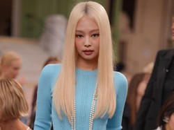 7 Foto Transformasi Jennie BLACKPINK Tampil Berambut Pirang Bak Barbie Hidup