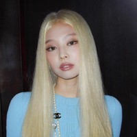 Idol KPop berzodiak Capricorn itu akan segera merilis lagu terbarunya pada 11 Oktober. Gayanya dalam teaser ‘Mantra’ pun menuai sorotan karena tampil seksi dengan brief boxer. Foto: dok. Instagram @jennierubyjane