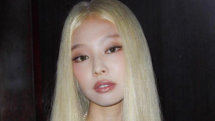 Jennie BLACKPINK tampil dengan rambut pirang di Paris Fashion Week 2024