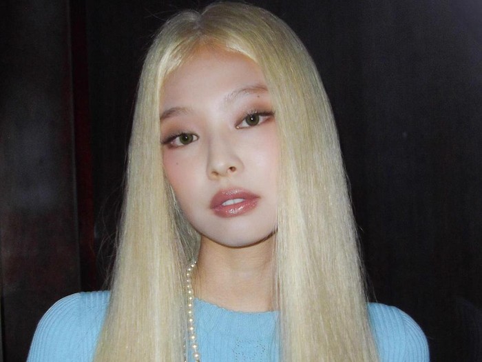Jennie BLACKPINK tampil dengan rambut pirang di Paris Fashion Week 2024