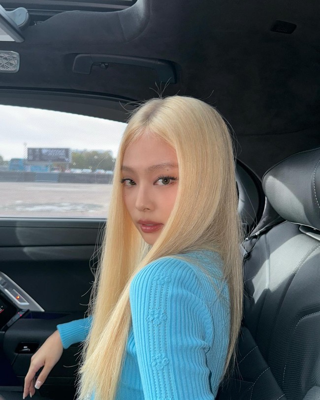 Lewat akun Instagram-nya, dia memamerkan sederet fotonya dengan penampilan baru. “Shes blonde,” tulis Jennie sebagai caption. Foto: dok. Instagram @jennierubyjane