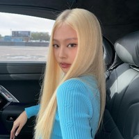 Lewat akun Instagram-nya, dia memamerkan sederet fotonya dengan penampilan baru. “Shes blonde,” tulis Jennie sebagai caption. Foto: dok. Instagram @jennierubyjane
