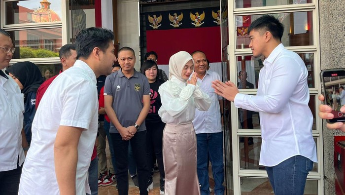 Kaesang dan Emil Dardak saat bertemu Cawali muda Kediri Vinanda Prameswati. Vinanda dapat mentoring dari kedua tokoh itu.
