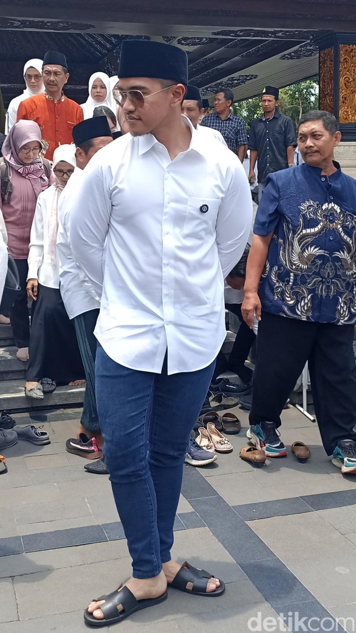 Kaesang usai ziarah makam Bung Karno di Kota Blitar.