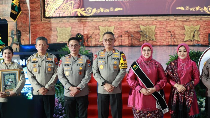 Kapolda Jatim Irjen Imam Sugianto di acara sykuran Hari Jadi ke-76 Polwan