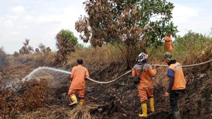 Pembasahan lahan di wilayah Ogan Ilir oleh Satgas darat