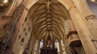 Keindahan gereja ini terletak pada detail ukiran, jendela kaca patri yang memukau, serta menara yang menjulang tinggi, menawarkan pemandangan megah dari puncaknya. 