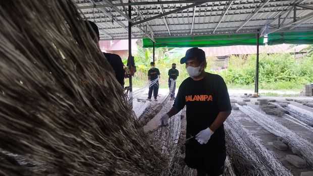 Kerajinan Tali Tapal Kuda di Kutai Kartanegara.
