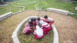 Keseruan Siswa SD Melukis Pot