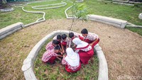 Polusi udara di Indonesia telah mencapai titik mengkhawatirkan. Bahkan, Jakarta, Bekasi, dan Tangerang masuk ke dalam daftar kota-kota dengan kualitas udara terburuk di dunia. Artinya, kesehatan lebih dari 29 juta penduduk Jabodetabek berada dalam situasi riskan, tak terkecuali anak-anak.
