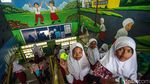 Keseruan Siswa SD Melukis Pot