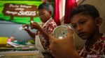 Keseruan Siswa SD Melukis Pot