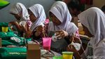 Keseruan Siswa SD Melukis Pot