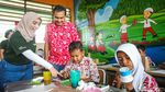 Keseruan Siswa SD Melukis Pot