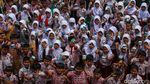 Keseruan Siswa SD Melukis Pot