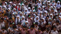 Para siswa dan siswi ini nampak antusias untuk menggambar pot, mereka dibebaskan menggambar sesuka hatinya dan tak lupa diberi nama.  