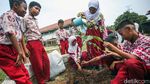Keseruan Siswa SD Melukis Pot