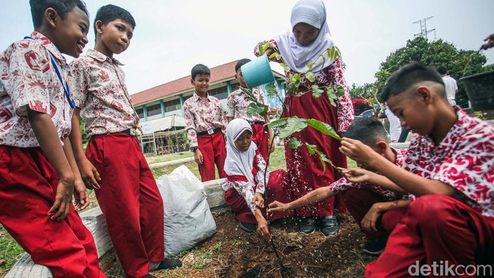 Para siswa SDN 07, Cilincing, Jakarta Utara, diedukasi terkait penghijauan agar polusi udara menurun. Kegiatan ini makin seru dengan adanya acara melukis pot.