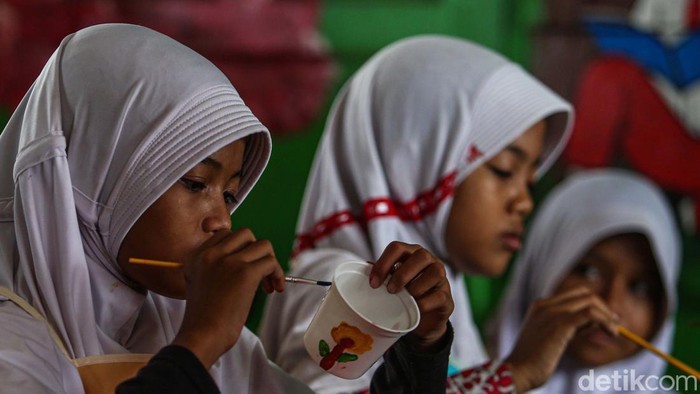 Keseruan Siswa SD Melukis Pot Para siswa SDN 07, Cilincing, Jakarta Utara, diedukasi terkait penghijauan agar polusi udara menurun. Kegiatan ini makin seru dengan adanya acara melukis pot.