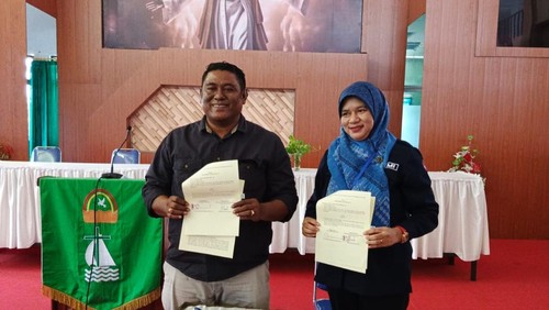 Ketua Sinode GMIT, Samuel Pandie (kiri) bersama Kepala BP3MI NTT, Suratmi Hamida, seusai meneken MoU penanganan PMI di kantor Sinode GMIT, Kamis (3/10/2024).