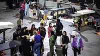 Mereka juga membawa perlengkapan baju hingga cadangan makanan.