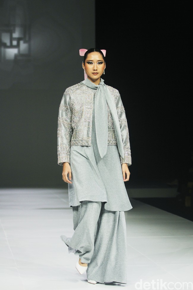Fashion show koleksi Ivan Gunawan Prive 2024-2025 di The Langham Fashion Soiree, Jakrta, Selasa [1/10/2024]. Ivan menghadirkan gaun malam yang modest cocok untuk muslimah. Foto: Mohammad Abduh/detikcom.