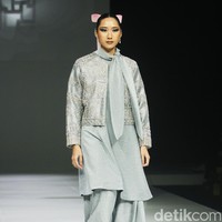 Fashion show koleksi Ivan Gunawan Prive 2024-2025 di The Langham Fashion Soiree, Jakrta, Selasa [1/10/2024]. Ivan menghadirkan gaun malam yang modest cocok untuk muslimah. Foto: Mohammad Abduh/detikcom.