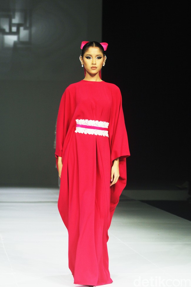 Fashion show koleksi Ivan Gunawan Prive 2024-2025 di The Langham Fashion Soiree, Jakrta, Selasa [1/10/2024]. Ivan menghadirkan gaun malam yang modest cocok untuk muslimah. Foto: Mohammad Abduh/detikcom.