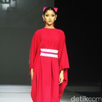 Fashion show koleksi Ivan Gunawan Prive 2024-2025 di The Langham Fashion Soiree, Jakrta, Selasa [1/10/2024]. Ivan menghadirkan gaun malam yang modest cocok untuk muslimah. Foto: Mohammad Abduh/detikcom.