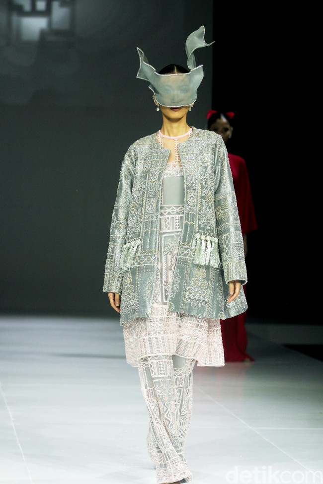 Fashion show koleksi Ivan Gunawan Prive 2024-2025 di The Langham Fashion Soiree, Jakrta, Selasa [1/10/2024]. Ivan menghadirkan gaun malam yang modest cocok untuk muslimah. Foto: Mohammad Abduh/detikcom.