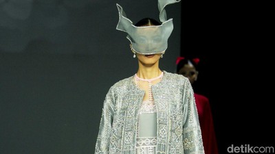 10 Koleksi Ivan Gunawan di The Langham Fashion Soiree, Gaun Malam Modest