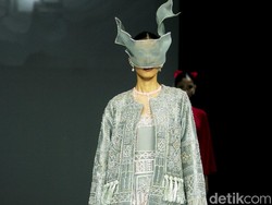 10 Koleksi Ivan Gunawan di The Langham Fashion Soiree, Gaun Malam Modest