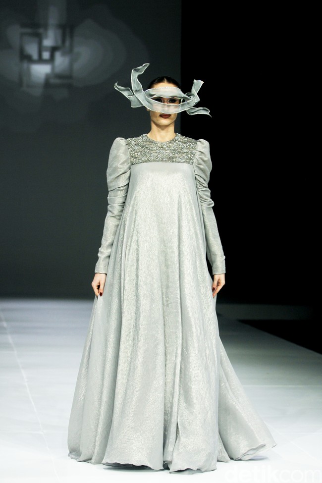 Fashion show koleksi Ivan Gunawan Prive 2024-2025 di The Langham Fashion Soiree, Jakrta, Selasa [1/10/2024]. Ivan menghadirkan gaun malam yang modest cocok untuk muslimah. Foto: Mohammad Abduh/detikcom.