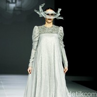 Fashion show koleksi Ivan Gunawan Prive 2024-2025 di The Langham Fashion Soiree, Jakrta, Selasa [1/10/2024]. Ivan menghadirkan gaun malam yang modest cocok untuk muslimah. Foto: Mohammad Abduh/detikcom.