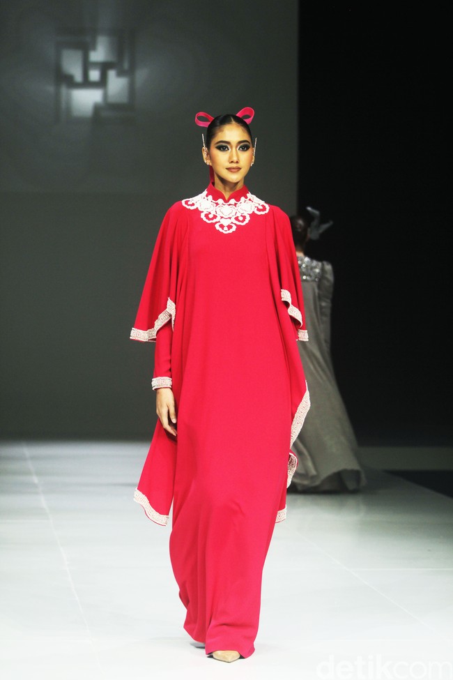 Fashion show koleksi Ivan Gunawan Prive 2024-2025 di The Langham Fashion Soiree, Jakrta, Selasa [1/10/2024]. Ivan menghadirkan gaun malam yang modest cocok untuk muslimah. Foto: Mohammad Abduh/detikcom.