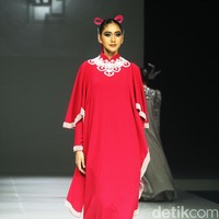 Fashion show koleksi Ivan Gunawan Prive 2024-2025 di The Langham Fashion Soiree, Jakrta, Selasa [1/10/2024]. Ivan menghadirkan gaun malam yang modest cocok untuk muslimah. Foto: Mohammad Abduh/detikcom.