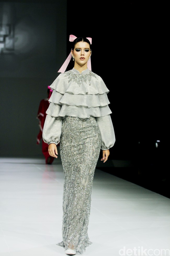 Fashion show koleksi Ivan Gunawan Prive 2024-2025 di The Langham Fashion Soiree, Jakrta, Selasa [1/10/2024]. Ivan menghadirkan gaun malam yang modest cocok untuk muslimah. Foto: Mohammad Abduh/detikcom.