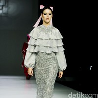 Fashion show koleksi Ivan Gunawan Prive 2024-2025 di The Langham Fashion Soiree, Jakrta, Selasa [1/10/2024]. Ivan menghadirkan gaun malam yang modest cocok untuk muslimah. Foto: Mohammad Abduh/detikcom.