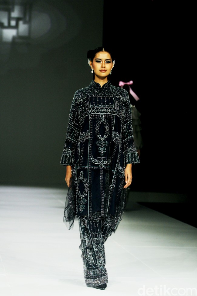Fashion show koleksi Ivan Gunawan Prive 2024-2025 di The Langham Fashion Soiree, Jakrta, Selasa [1/10/2024]. Ivan menghadirkan gaun malam yang modest cocok untuk muslimah. Foto: Mohammad Abduh/detikcom.