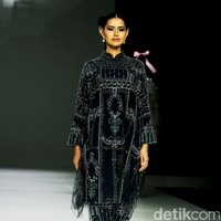 Fashion show koleksi Ivan Gunawan Prive 2024-2025 di The Langham Fashion Soiree, Jakrta, Selasa [1/10/2024]. Ivan menghadirkan gaun malam yang modest cocok untuk muslimah. Foto: Mohammad Abduh/detikcom.