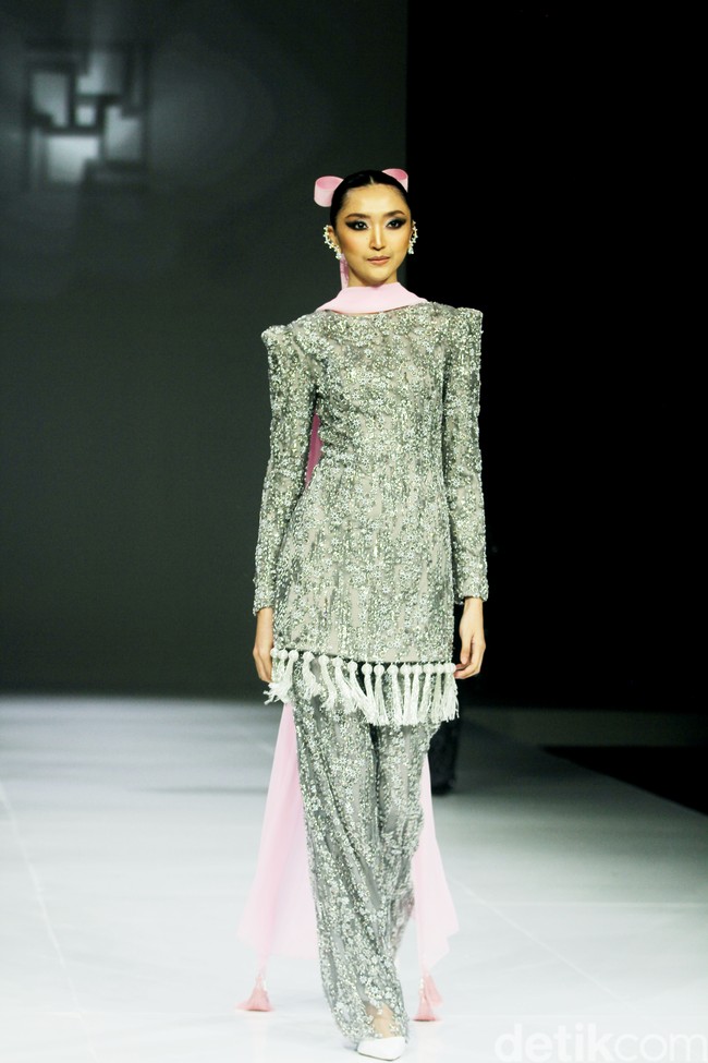 Fashion show koleksi Ivan Gunawan Prive 2024-2025 di The Langham Fashion Soiree, Jakrta, Selasa [1/10/2024]. Ivan menghadirkan gaun malam yang modest cocok untuk muslimah. Foto: Mohammad Abduh/detikcom.